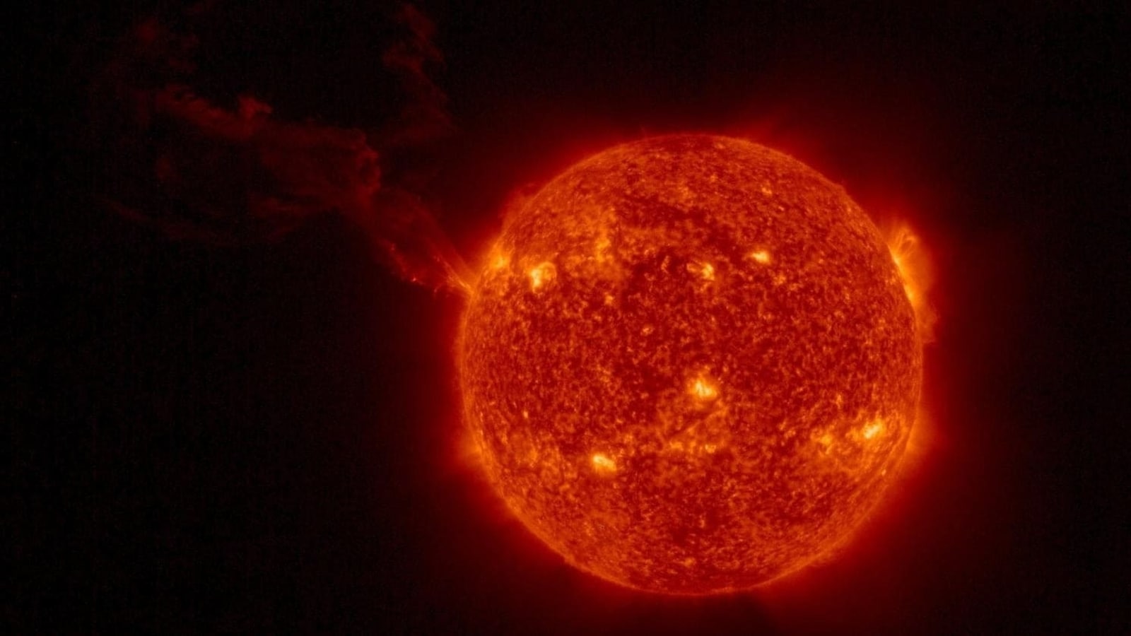 M-class solar flare erupts on the Sun, shows NASA; blackouts triggered on Earth, solar storm possible