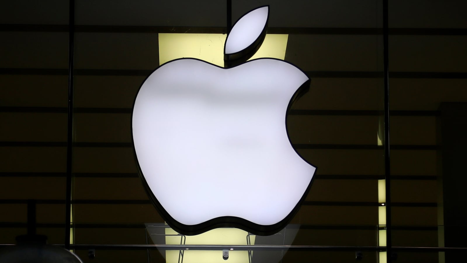 Apple explores AI deals with news publishers, says report