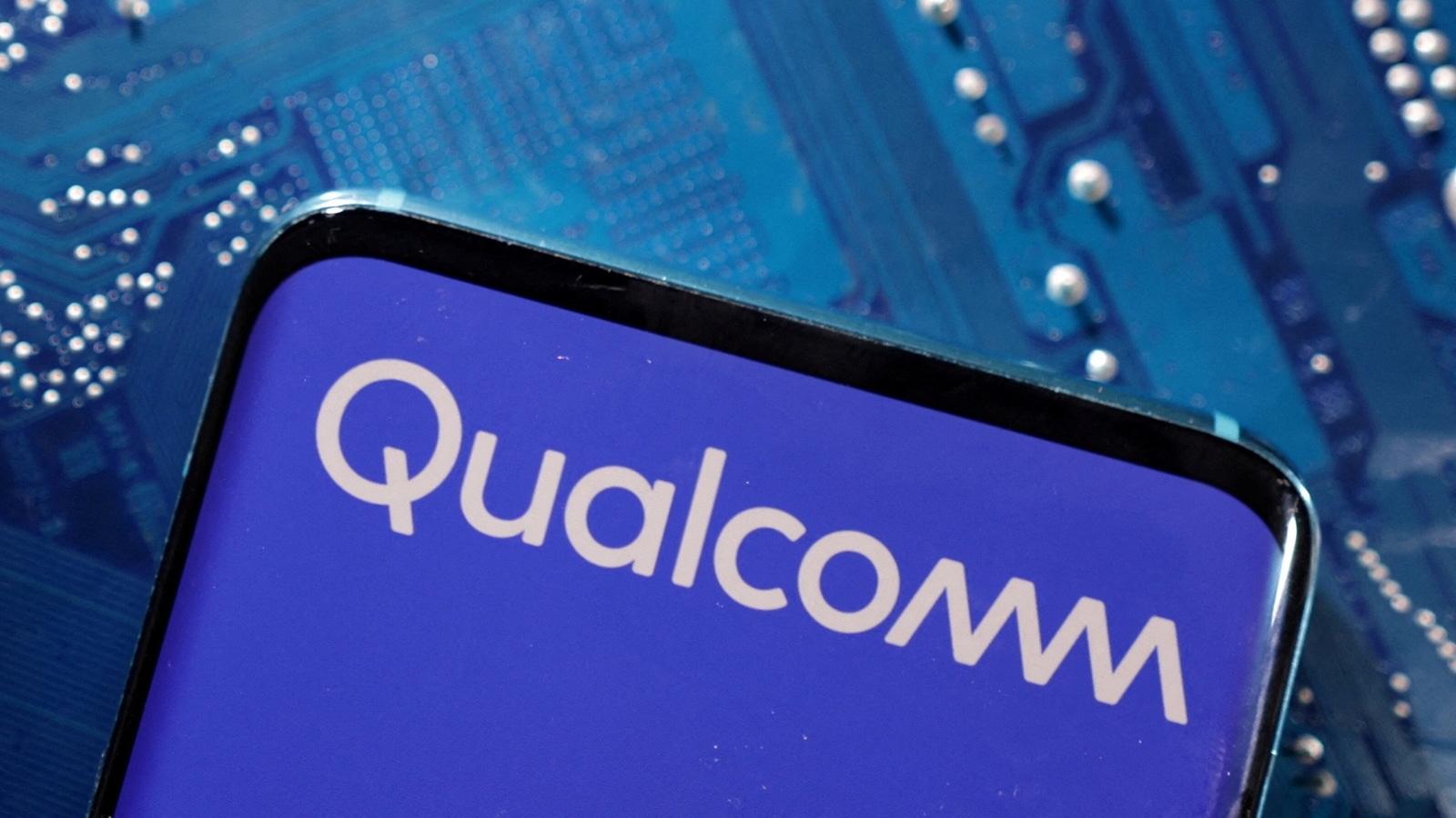 Qualcomm Unveils Chip for Mixed Reality to Compete With Apple’s Vision Pro