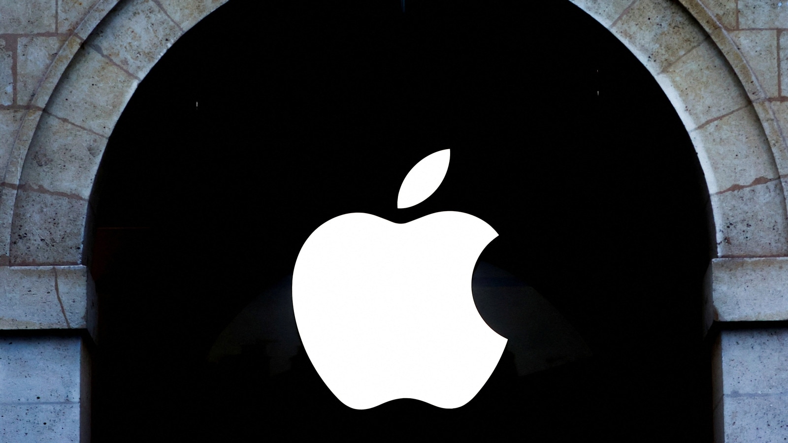 Apple antitrust suit mirrors strategy that beat Microsoft, but tech industry has changed