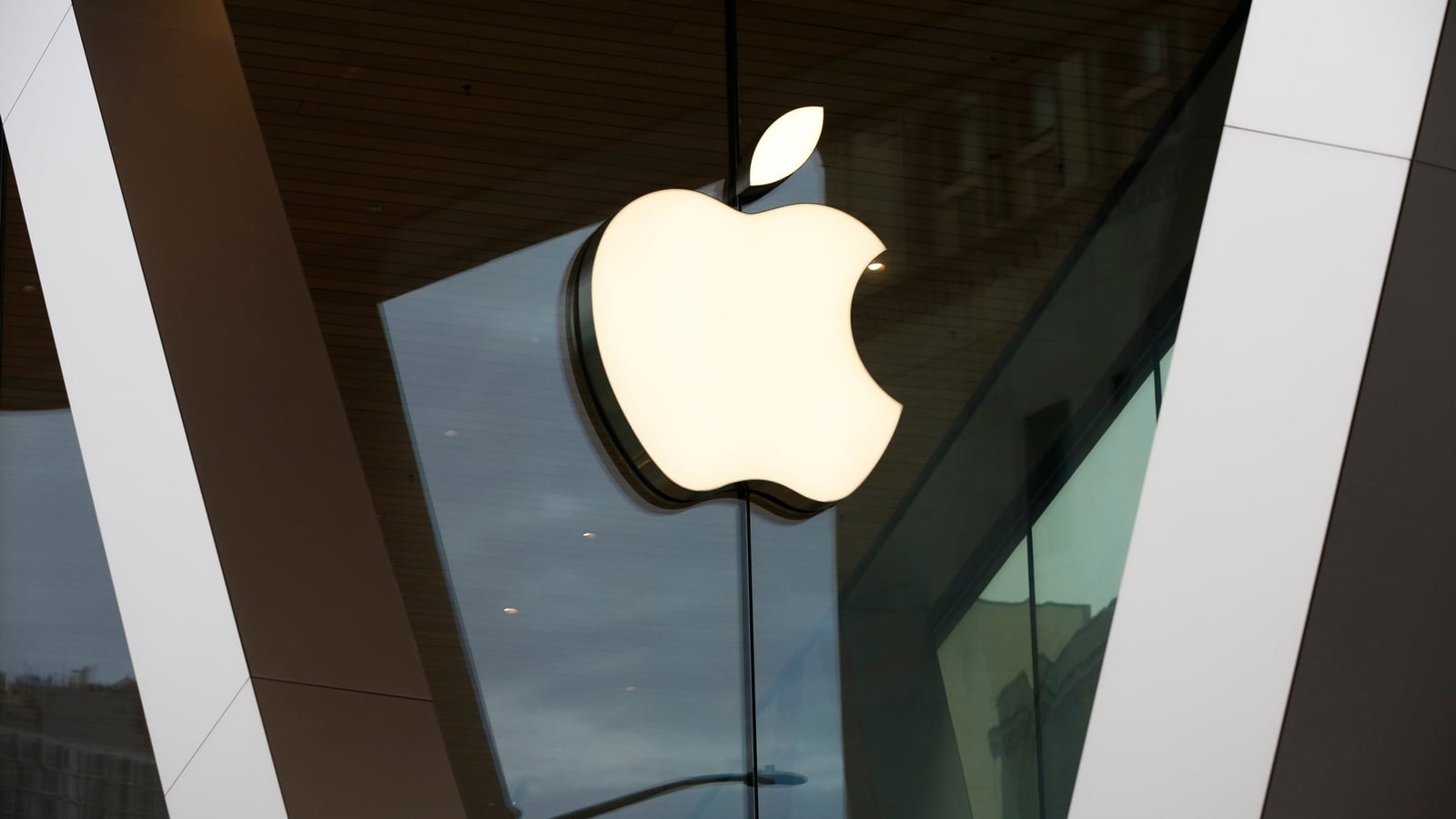 Apple retreats in fight to defend App Store in Europe