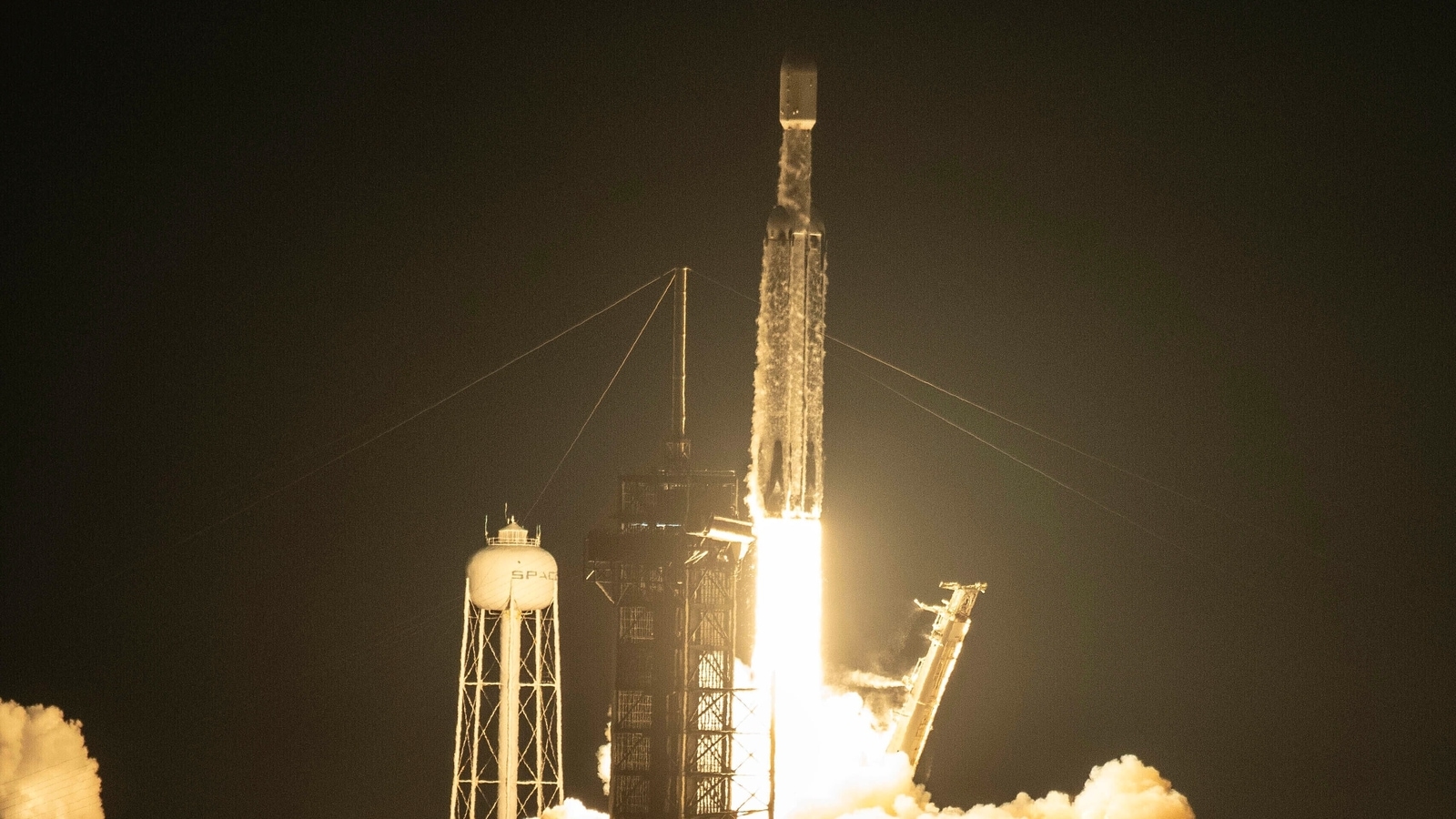 SpaceX rocket launched toward International Space Station; carries 4 crew members for NASA